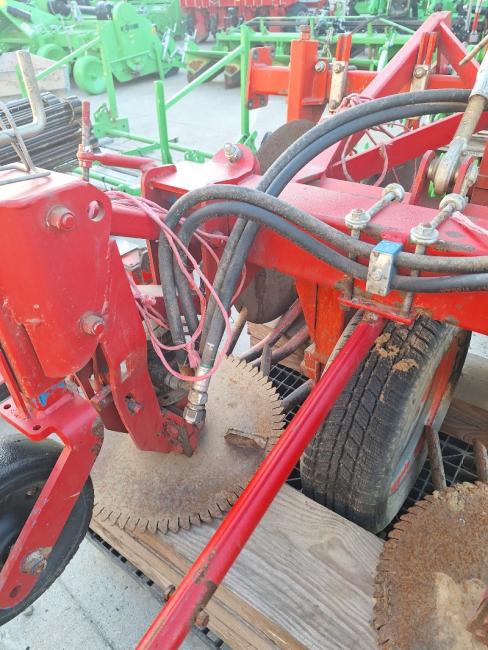 Carrot digging unit