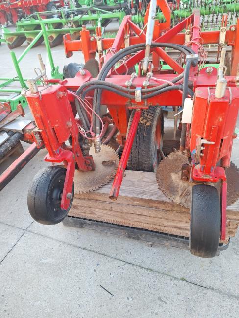 Carrot digging unit