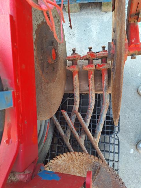 Carrot digging unit
